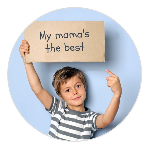 Escreve mensagens para o Dia da Mãe num quadro ou cartão e mostra-o para a câmara